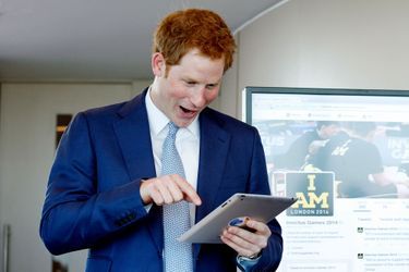 Mais qu&#039;a vu Harry sur sa tablette ?, à Londres le 15 mai 2014