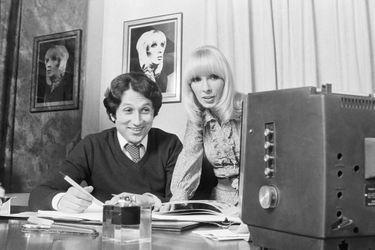 Michel Drucker et son épouse Dany Saval en mai 1977 lors d'un shooting organisé dans leur domicile