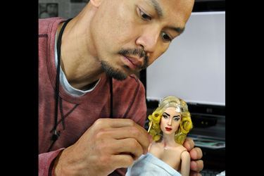 Noel Cruz travaillant sur la poupée de Lady Gaga