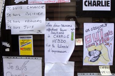 Recueillement devant les locaux de Charlie Hebdo ce 14 janvier