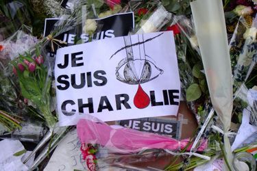 Recueillement devant les locaux de Charlie Hebdo ce 14 janvier