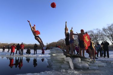 Alors que la température est en dessous de zéro à Shenyang (Chine), ce nageur tente un plongeon depuis des glaçons géants. 