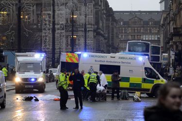 Un camion poubelle fonce dans la foule, six morts - Glasgow