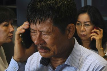 L’insupportable douleur des familles  - Des débris du vol d’Air Asia retrouvés