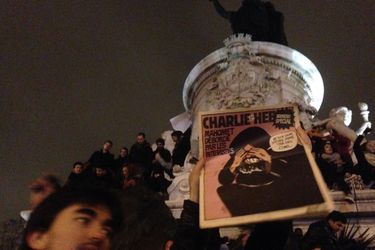 Aux airs de "Charlie-Liberté" ou de la Marseillaise, de nombreux manifestants brandissent les caricatures de Charlie Hebdo qui ont enragé les islamistes.