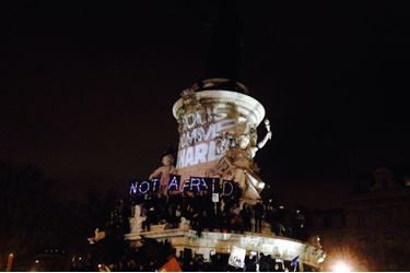Escaladant la statue figurant l'allégorie de la République, sur la place du même nom, de nombreux jeunes manifestant s'esquintent la voix à scander des slogans dans le froid. Beaucoup sont en larmes.