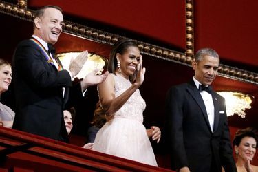 Barack et Michelle Obama avec Tom Hanks au gala des Honneurs du Kennedy Center à Washington, le 7 décembre 2014