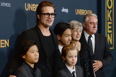 Brad Pitt, entouré de ses enfants, Pax, Shiloh et Maddox, ainsi que de ses parents, Jane et William, à Los Angeles le 15 décembre 2014