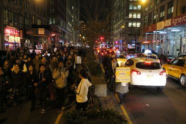 De nombreuses personnes ont manifesté à New York jeudi soir (sur Park Avenue South et 20e rue, près de Union Square)