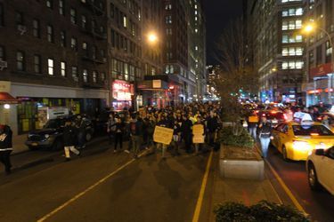 De nombreuses personnes ont manifesté à New York jeudi soir (sur Park Avenue South et 20e rue, près de Union Square)