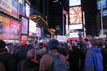 De nombreuses personnes ont manifesté à New York jeudi soir (sur Times Square)