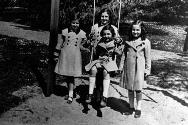 Fabiola, à 8 ans, entourée de ses frères et soeurs, en 1956. 