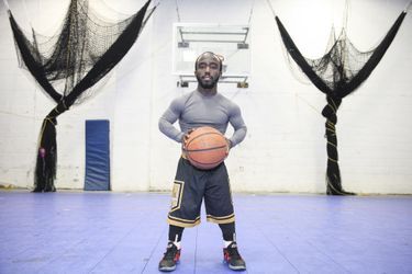 Jahmani Swanson, basketteur et nain, vit et s'entraîne à New York