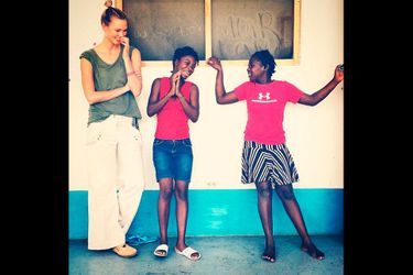 Karlie vient en aide aux enfants à Haïti