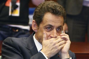 L'année 2014 a mis à rude épreuve la crédibilité des hommes et femmes politiques. Des scandales, parfois retentissants, ont émaillé l'actualité et aucun camp n'a été épargné.Début mars, une affaire explosive est révélée. Un ancien président de la République a été mis sur écoute par des juges : pour ses partisans, c’est un scandale en soi. Nicolas Sarkozy n’a pas manqué de le souligner, rappelant que ces conversations avec son avocat Thierry Herzog étaient censées être protégées. Néanmoins, l’utilisation d’un téléphone acheté sous un faux nom a sans doute aiguisé la curiosité des juges, qui soupçonnaient l’ex-chef de l’Etat d’avoir tenté de se renseigner sur la procédure de l’affaire Bettencourt -dans laquelle il a par ailleurs bénéficié cette année d’un non-lieu- auprès d’un magistrat de la Cour de cassation.  Nicolas Sarkozy est aussi directement concerné par l’affaire Bygmalion, bien qu’il ait juré n’avoir jamais entendu le nom de l’entreprise avec laquelle l’UMP travaillait si étroitement. Il est également visé par une procédure concernant le remboursement par l’UMP d’une pénalité de près de 400 000 euros consécutive au rejet de ses comptes de campagne et qu’il aurait dû régler en tant que candidat.  A lire : Ecoutes, mode d’emploi<br />
  Photo : Nicolas Sarkozy au téléphone, en 2009.