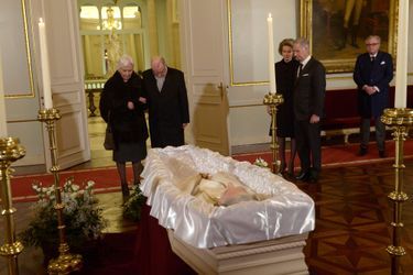 L’ancien roi Albert II de Belgique et l’ancienne reine Paola se recueillent devant la reine Fabiola à Bruxelles, le 9 décembre 2014
