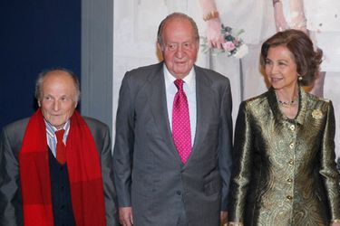 L’ex-roi Juan Carlors et son épouse Sophia devant le tableau d’Antonio López les figurant avec leurs trois enfants, à Madrid le 3 décembre 2...