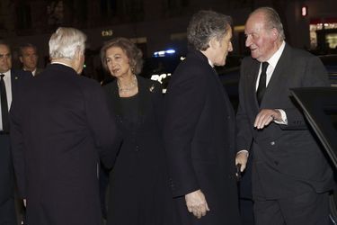 L’ex-roi d’Espagne Juan Carlos et l&#039;ex-reine Sofia avec Carlos Fitz-James Stuart et Alfonso Diez, à Madrid, le 15 décembre 2014