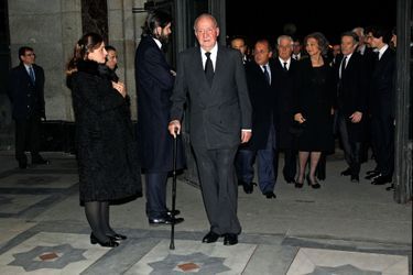 L’ex-roi d’Espagne Juan Carlos et l’ex-reine de Sofia arrivent à la messe d’adieu de Cayetana  à Madrid, le 15 décembre 2014