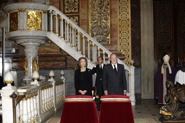 L’ex-roi d’Espagne Juan Carlos et l’ex-reine de Sofia assistent à la messe d’adieu de Cayetana  à Madrid, le 15 décembre 2014