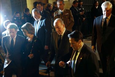 L’ex-roi d’Espagne Juan Carlos et l’ex-reine de Sofia quittent l'église à Madrid, le 15 décembre 2014