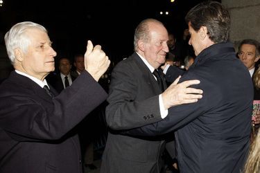 L’ex-roi d’Espagne Juan Carlos et les fils de Cayetana, à Madrid, le 15 décembre 2014