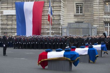 La cérémonie à la préfecture de police de Paris, où le président de la République a rendu hommage aux policiers tués par les terroristes la...
