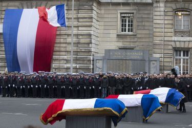 La cérémonie à la préfecture de police de Paris, où le président de la République a rendu hommage aux policiers tués par les terroristes la...
