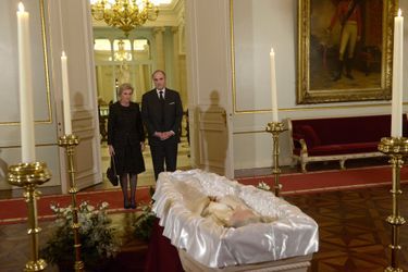 La princesse Astrid de Belgique et l’archiduc Lorenz se recueillent devant la reine Fabiola, à Bruxelles, le 9 décembre 2014