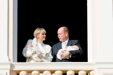 La princesse Charlène et le prince Albert présentent leurs jumeaux Gabriella et Jacques au balcon du palais de Monaco, le 7 janvier 2015