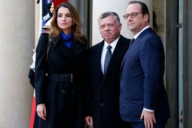 La reine Rania et le roi Abdallah II de Jordanie avec François Hollande à Paris, le 11 janvier 2015