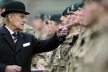 Le duc d’Edimbourg avec des militaires du Queen&#039;s Royal Hussars à Paderborn en Allemagne, le 19 novembre 2014