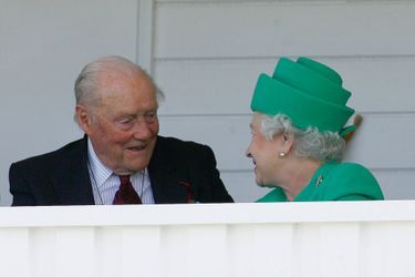 Le duc de Wellington Arthur Valerian Wellesley avec la reine Elizabeth II à une compétition de Polo à Egham, le 22 juin 2008