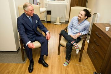 Le prince Charles avec des personnes atteintes de mucoviscidose au Royal Brompton Hospital de Londres, le 18 décembre 2014
