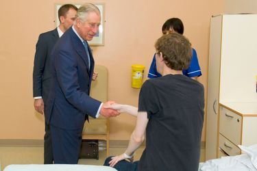 Le prince Charles avec des personnes atteintes de mucoviscidose au Royal Brompton Hospital de Londres, le 18 décembre 2014