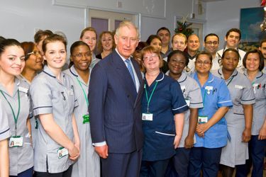 Le prince Charles avec le personnel du service de fibrose kystique du Royal Brompton Hospital de Londres, le 18 décembre 2014