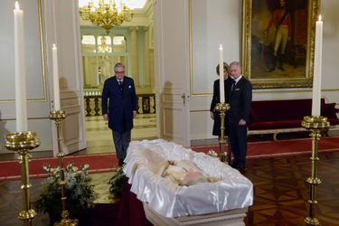 Le prince Laurent de Belgique se recueille devant la reine Fabiola  au palais royal de Bruxelles, le 9 décembre 2014