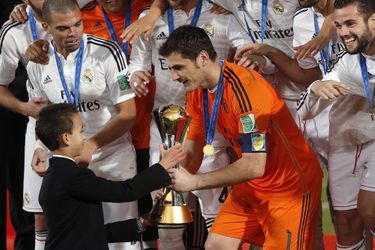 Le prince Moulay El Hassan du Maroc remet la Coupe du monde des clubs à Iker Casillas, capitaine du Real Madrid, à Marrakech, le 20 décembre 2014