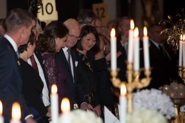 Le roi Carl XVI Gustaf de Suède encadré de Ségolène Royal et Fleur Pellerin au dîner du Palais de Chaillot à Paris, le 3 décembre 2014
