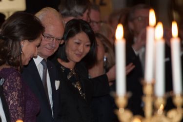 Le roi Carl XVI Gustaf de Suède encadré de Ségolène Royal et Fleur Pellerin au dîner du Palais de Chaillot à Paris, le 3 décembre 2014