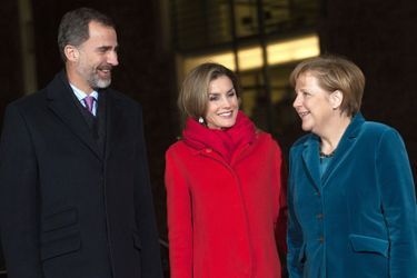 Le roi Felipe VI d’Espagne et la reine Letizia avec la chancelière d’Allemagne Angela Merkel à Berlin, le 1er décembre 2014