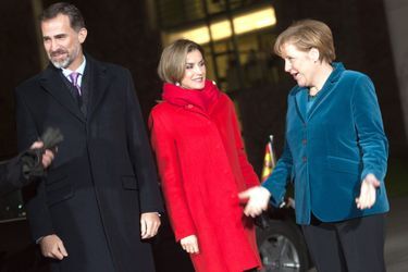 Le roi Felipe VI d’Espagne et la reine Letizia avec la chancelière d’Allemagne Angela Merkel à Berlin, le 1er décembre 2014