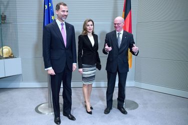 Le roi Felipe VI d’Espagne et la reine Letizia avec le président du Parlement Norbert Lammert. à Berlin, le 1er décembre 2014