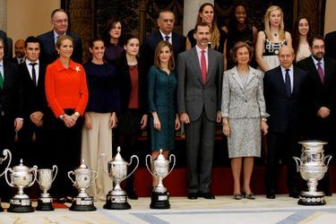 Le roi Felipe VI d’Espagne, la reine Letizia, l’ex-reine Sophia et l’infante Elena remettent les prix du sport 2013 à Madrid, le 4 décembre...