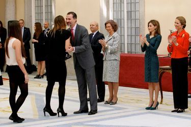 Le roi Felipe VI d’Espagne remet l'un des prix du sport 2013 à Madrid, le 4 décembre 2014