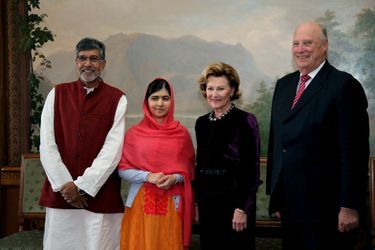 Le roi Harald V de Norvège et la reine Sonja avec Kailash Satyarthi et  Malala Yousafzai à Oslo, le 10 décembre 2014
