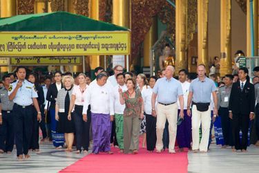 Le roi Harald V de Norvège et la reine Sonja sur le site de la pagode Shwedagon à Yangon, le 2 décembre 2014