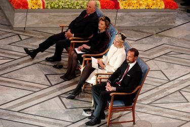 Le roi Harald V de Norvège, la reine Sonja, la princesse Mette-Marit et le prince Haakon à la remise du prix Nobel de la Paix à Oslo le 10 décem...