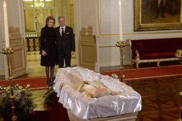 Le roi Philippe de Belgique et la reine Mathilde se recueillent devant la reine Fabiola à Bruxelles, le 9 décembre 2014