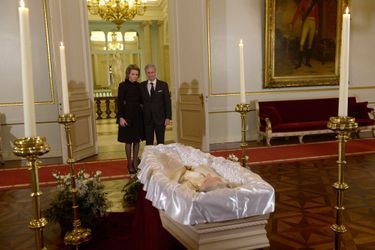 Le roi Philippe de Belgique et la reine Mathilde se recueillent devant la reine Fabiola à Bruxelles, le 9 décembre 2014